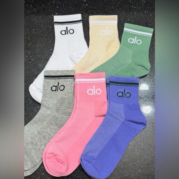New Women’s Alo Socks
New with tags in its packaging
6 pairs
Fits sizes 6-11 - Picture 3 of 4